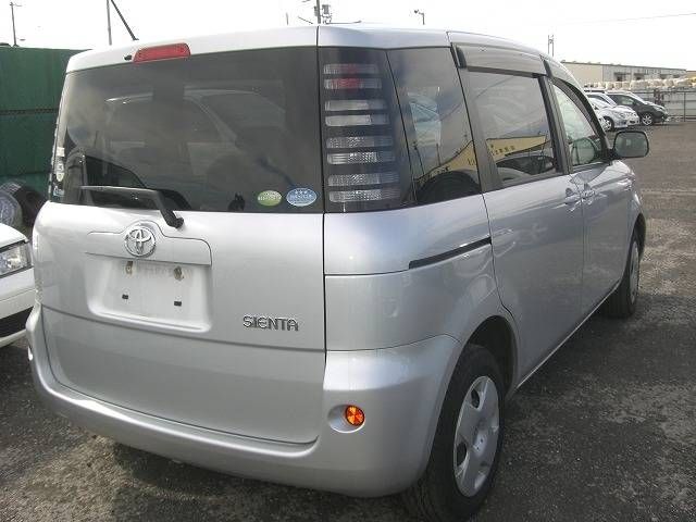 2004 Toyota Sienta