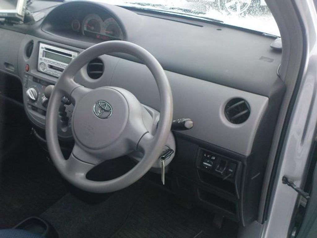 2004 Toyota Sienta