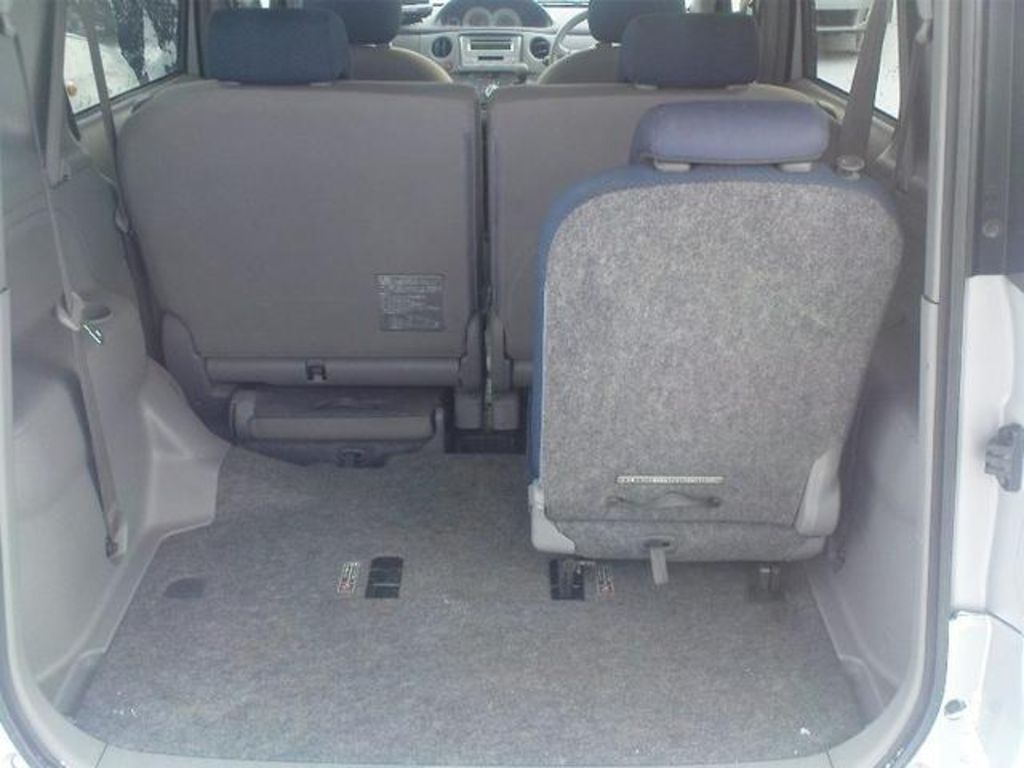 2004 Toyota Sienta