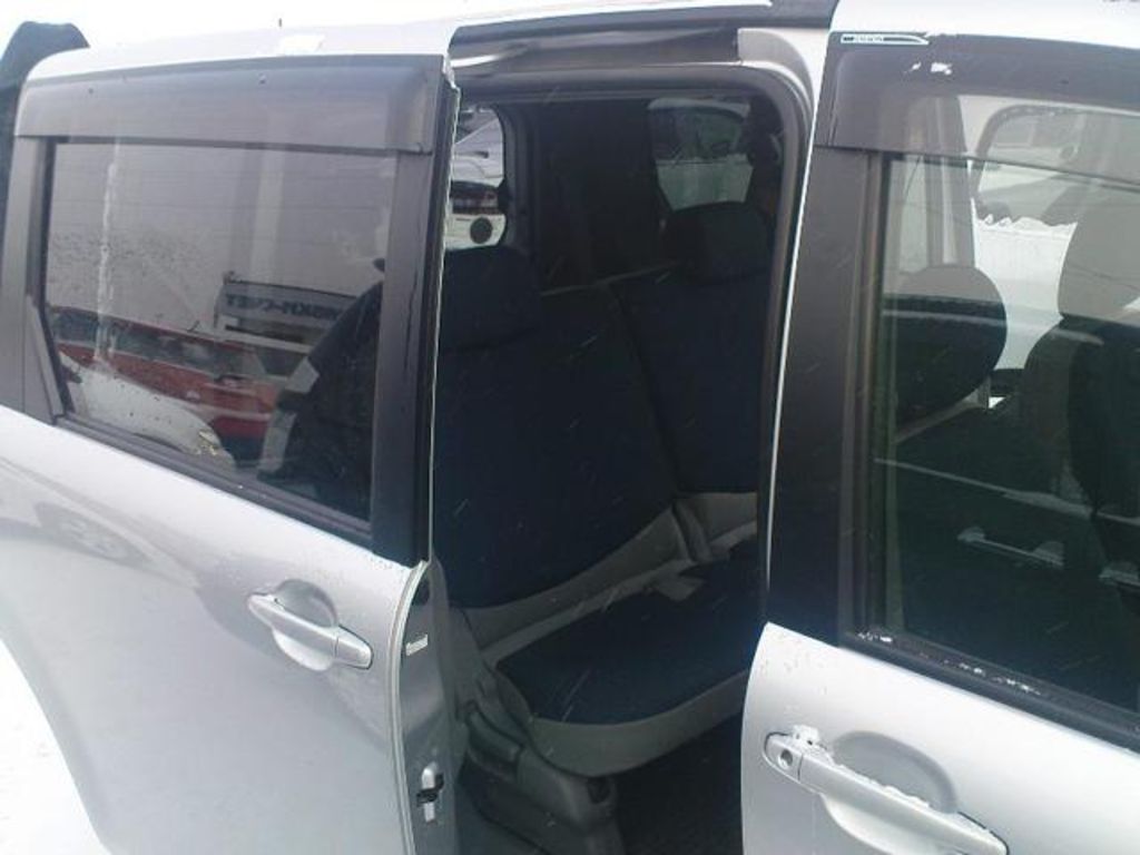 2004 Toyota Sienta