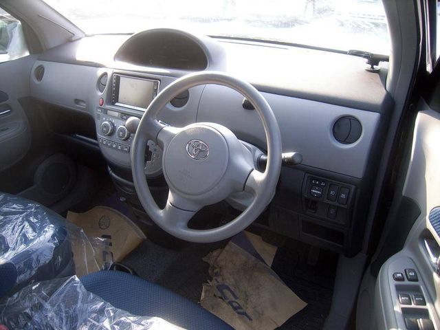 2004 Toyota Sienta