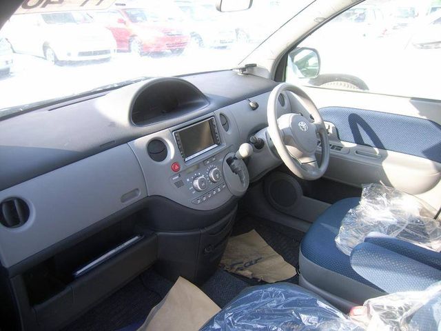 2004 Toyota Sienta