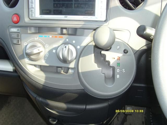 2004 Toyota Sienta