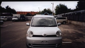 2004 Toyota Sienta Photos