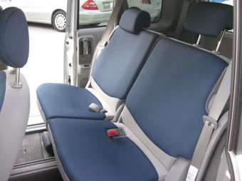 2004 Toyota Sienta Pics