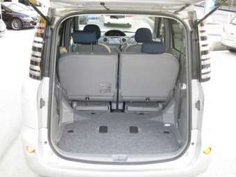 2004 Toyota Sienta Pictures