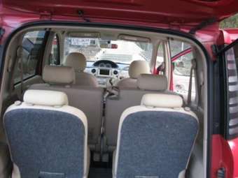 2004 Toyota Sienta Images
