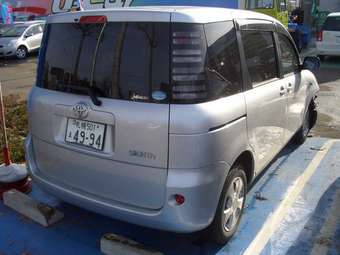 2004 Toyota Sienta Images