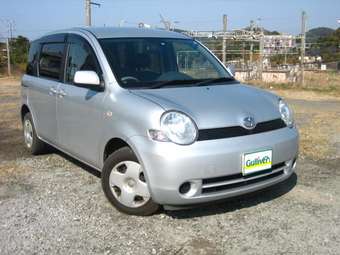 2004 Toyota Sienta Pictures