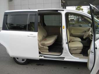 2004 Toyota Sienta Wallpapers