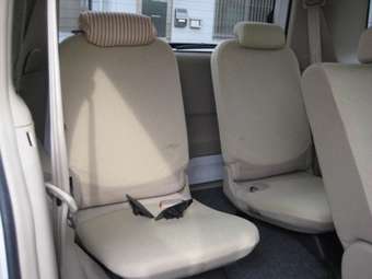 2004 Toyota Sienta Images