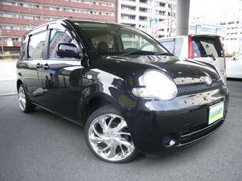 2004 Toyota Sienta Photos