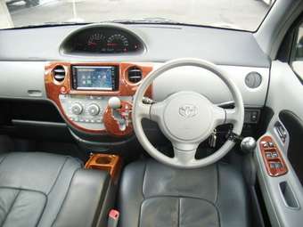 2004 Toyota Sienta Photos