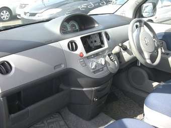 2004 Toyota Sienta Pictures