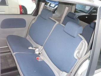 2004 Toyota Sienta Pictures