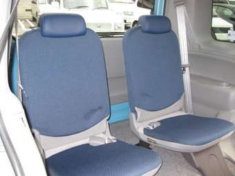 2004 Toyota Sienta Photos