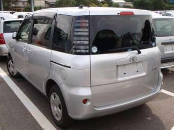 2004 Toyota Sienta Photos