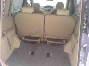 2004 Toyota Sienta Photos