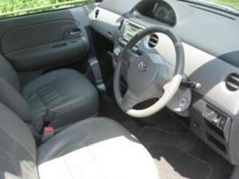 2004 Toyota Sienta Images