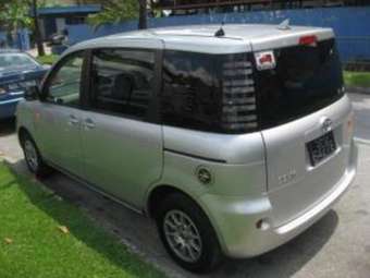 2004 Toyota Sienta Pictures