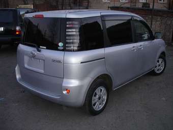 2004 Toyota Sienta Pictures