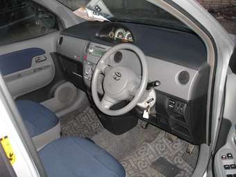 2004 Toyota Sienta Photos