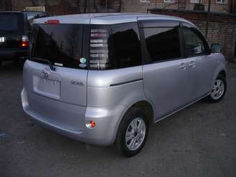 2004 Toyota Sienta Images