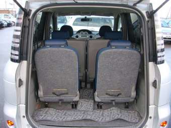 2004 Toyota Sienta Photos