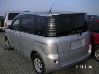 2004 Toyota Sienta Photos