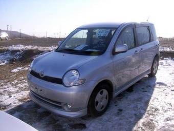 2004 Toyota Sienta Pictures