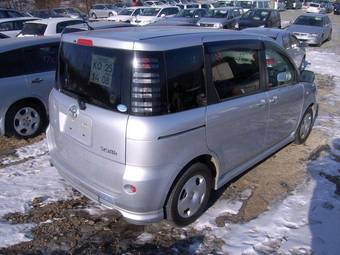 2004 Toyota Sienta Photos