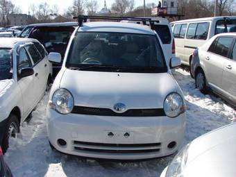 2004 Toyota Sienta Photos