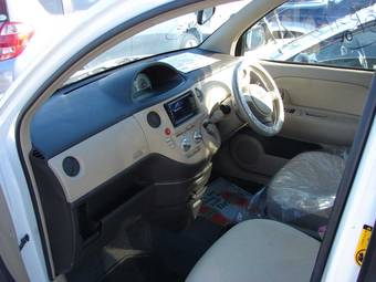2004 Toyota Sienta Photos