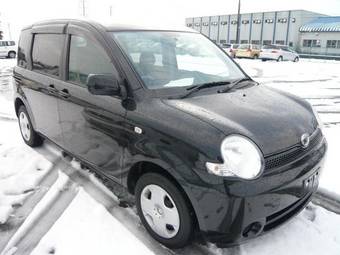 2004 Toyota Sienta Photos