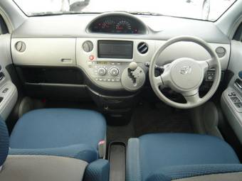2004 Toyota Sienta Photos