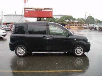 2004 Toyota Sienta Photos