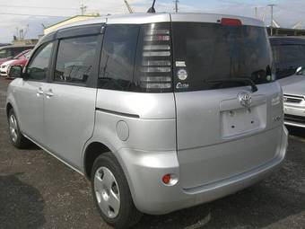 2004 Toyota Sienta Pics