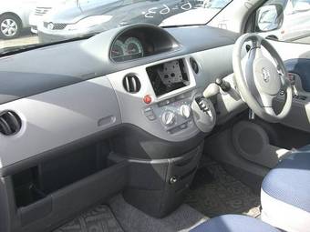 2004 Toyota Sienta Photos