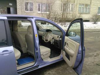 2004 Toyota Sienta Photos
