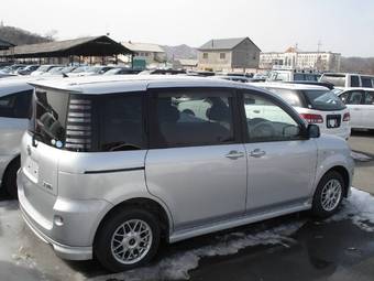 2004 Toyota Sienta Pictures