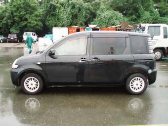 2004 Toyota Sienta Photos