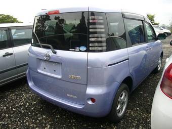 2004 Toyota Sienta Pictures