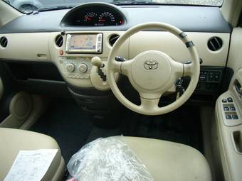 2004 Toyota Sienta Photos