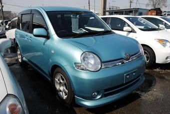 2004 Toyota Sienta Photos