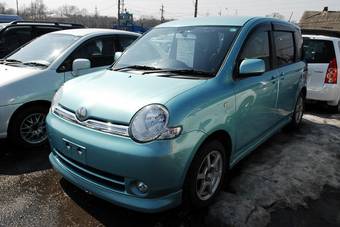 2004 Toyota Sienta Pictures