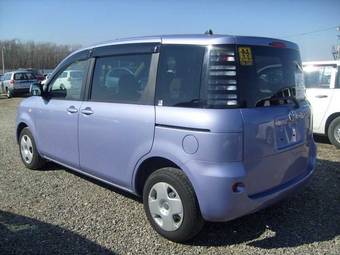2004 Toyota Sienta Photos
