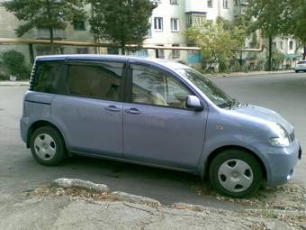 2004 Toyota Sienta Photos