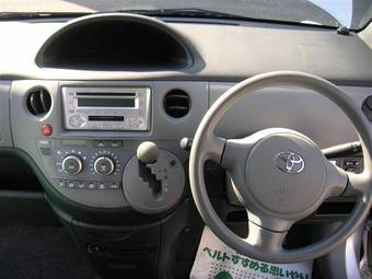 2004 Toyota Sienta Photos