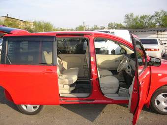 2004 Toyota Sienta Photos