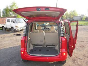 2004 Toyota Sienta Pictures